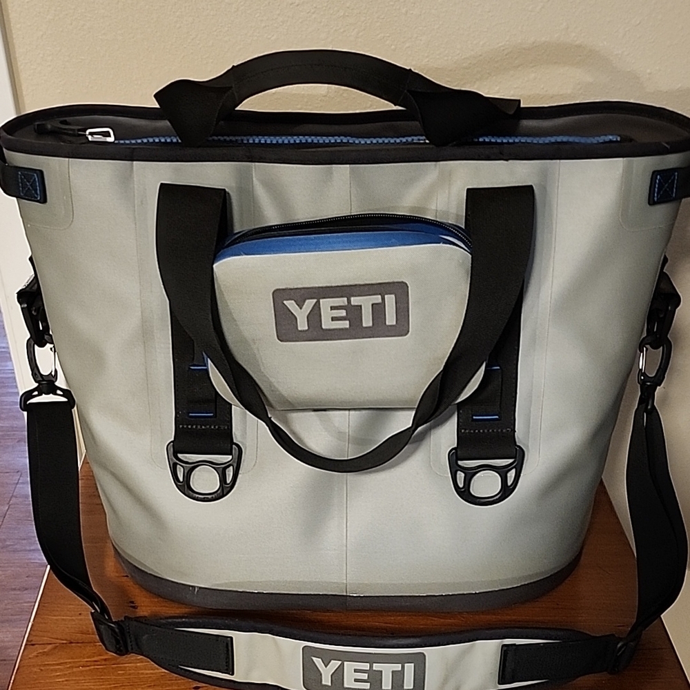 Like New YETI Black & Gray Hopper 20 Only Used A Couple Of Times. Don't Miss Out